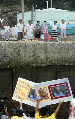 지난 7월 31일 전북 부안군민들이 200여척의 어선을 동원해 핵폐기장 예정지인 위도앞바다에서 핵폐기물 운반선을 저지하는 해상시위를 벌였다. 위도 파장금항에 해상시위대가 도착하자 일부 위도 주민들이 수건을 흔들며 환영하고 있다. 